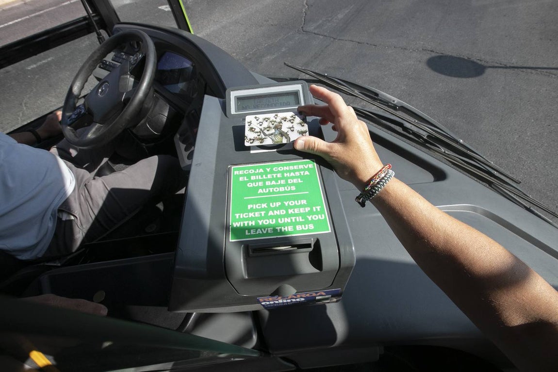 Viajeros en los autobuses de Aucorsa, en imágenes