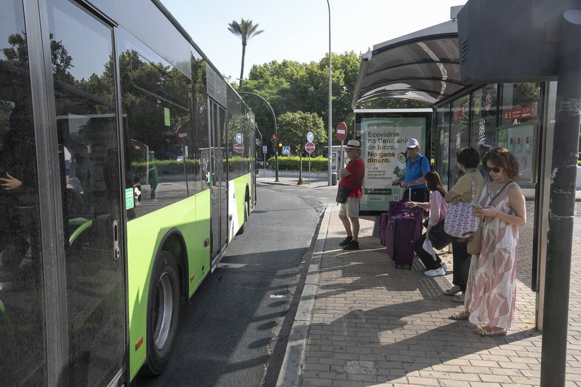 Viajeros en los autobuses de Aucorsa, en imágenes