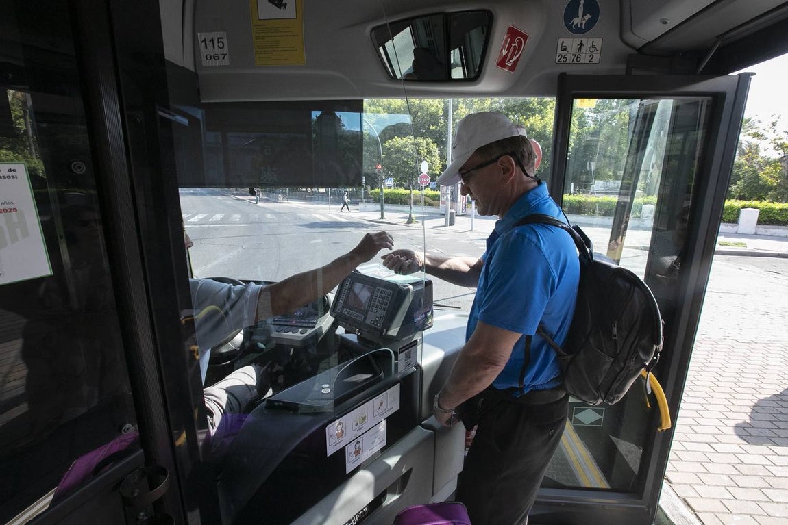 Viajeros en los autobuses de Aucorsa, en imágenes