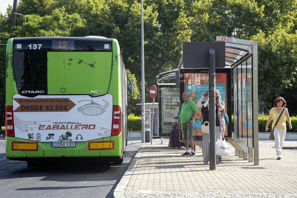 Viajeros en los autobuses de Aucorsa, en imágenes