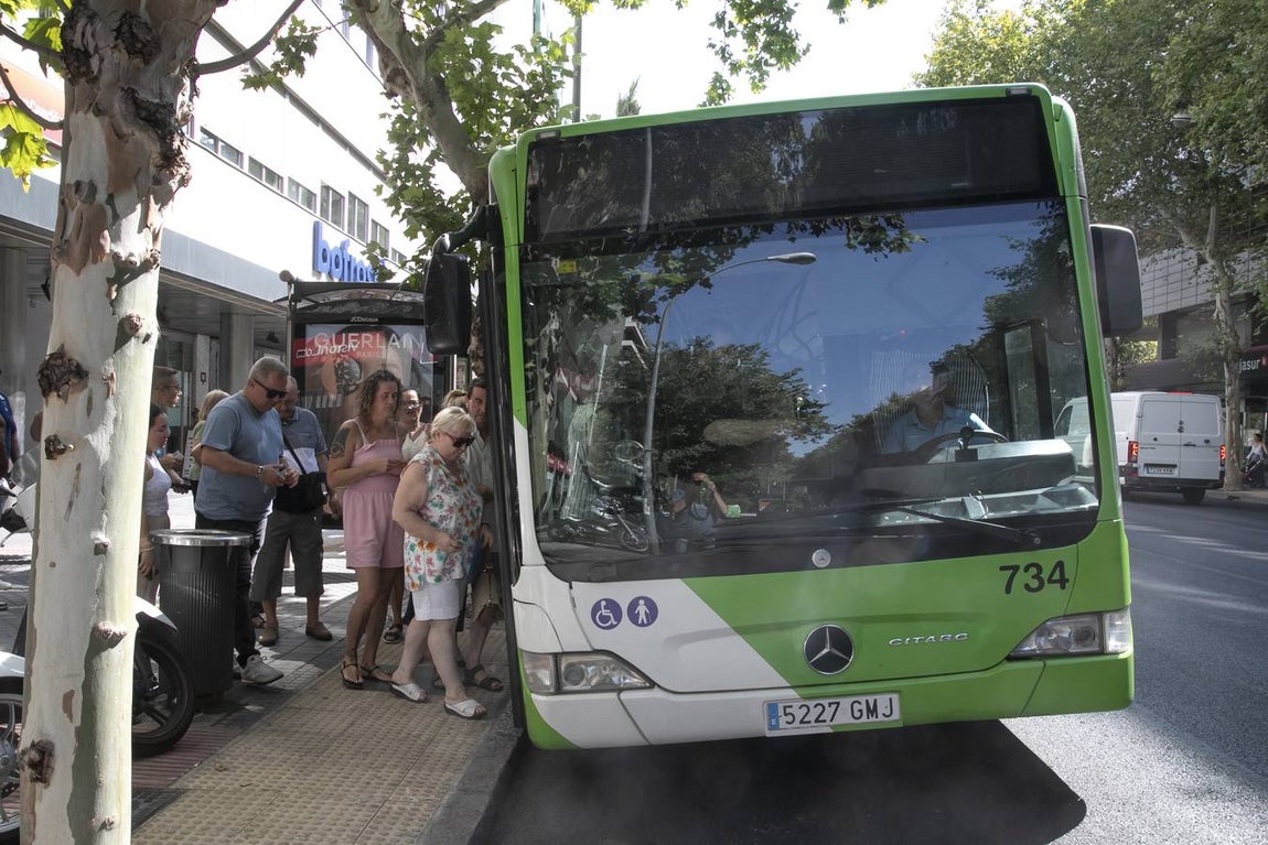 Viajeros en los autobuses de Aucorsa, en imágenes
