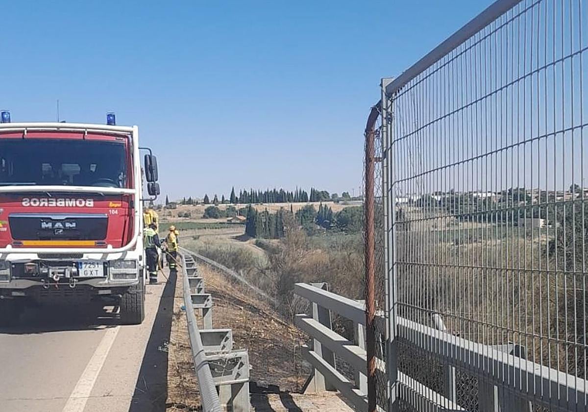 Los bomberos actúan en la zona del incendio