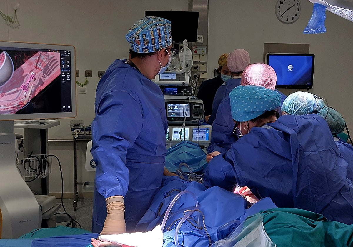 El equipo médico del Hospital Reina Sofía durante la operación
