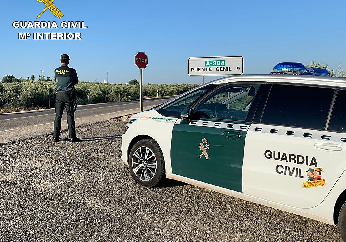 Una patrulla de la Guardia Civil apostada en el término municipal de Puente Genil