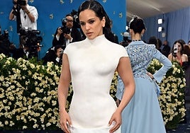 Rosalía se queda sin vestido mallorquín por callar sobre Gaza: «El silencio es complicidad, motomami»