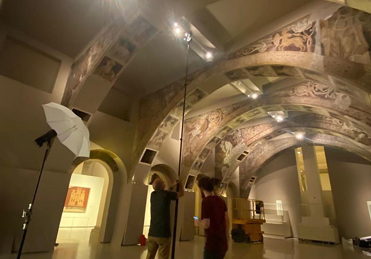Los técnicos del Gobierno de Aragón trabajan este martes en la sala 16 del MNAC, donde se encuentran las pinturas murales