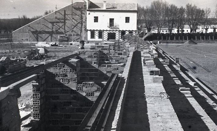 Así fue la construcción del campo de fútbol Carlos III de Toledo en los años 50