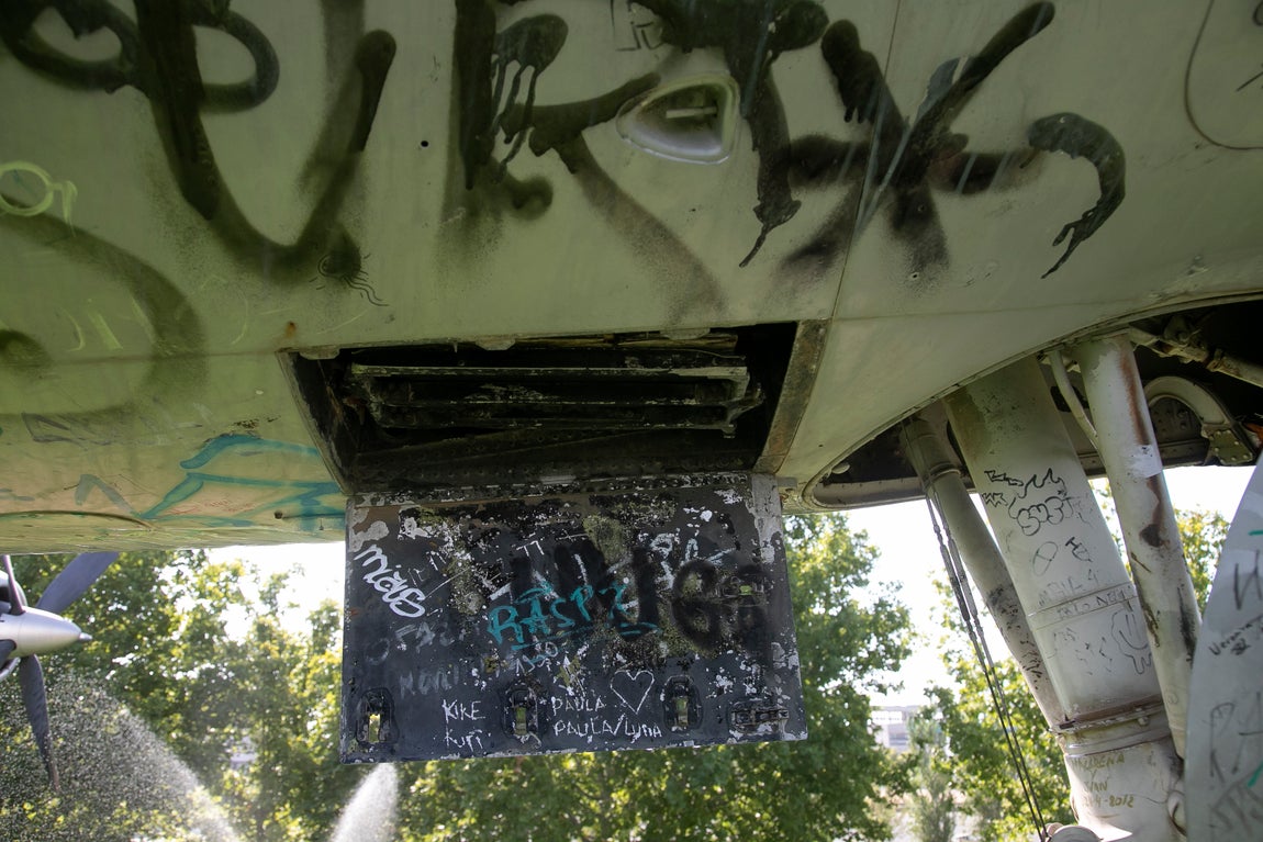 Las imágenes del estado en el que está el avión cultural de Córdoba