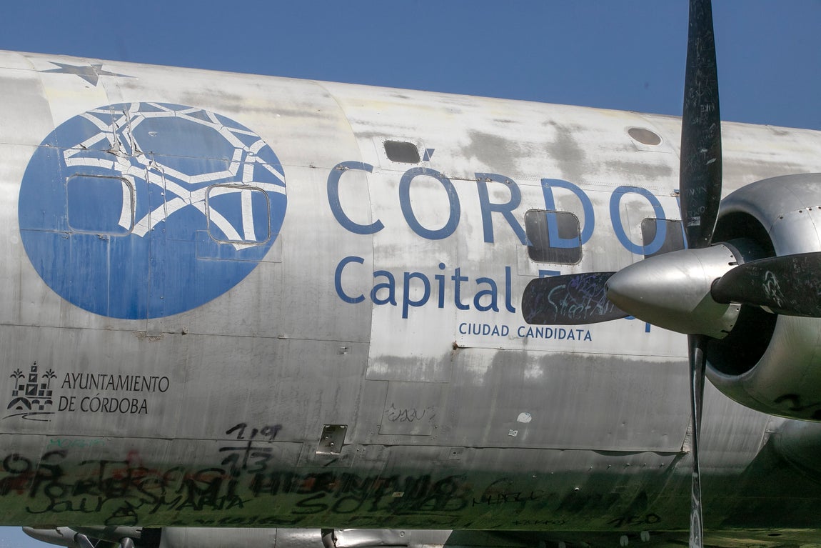 Las imágenes del estado en el que está el avión cultural de Córdoba