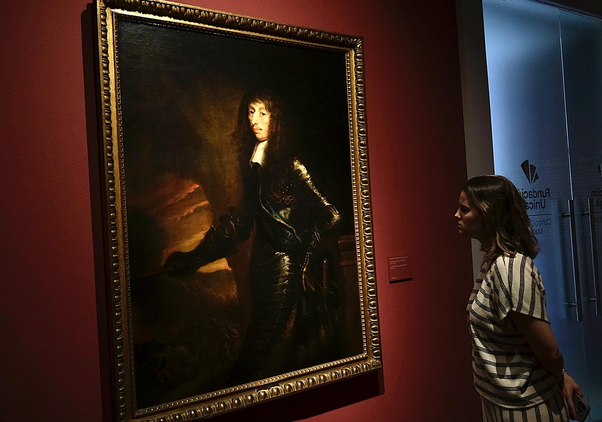 Una joven observa el retrato de Luis II de Borbón de la colección 'Mecenazgo y Coleccionismo en la Casa de Alba'