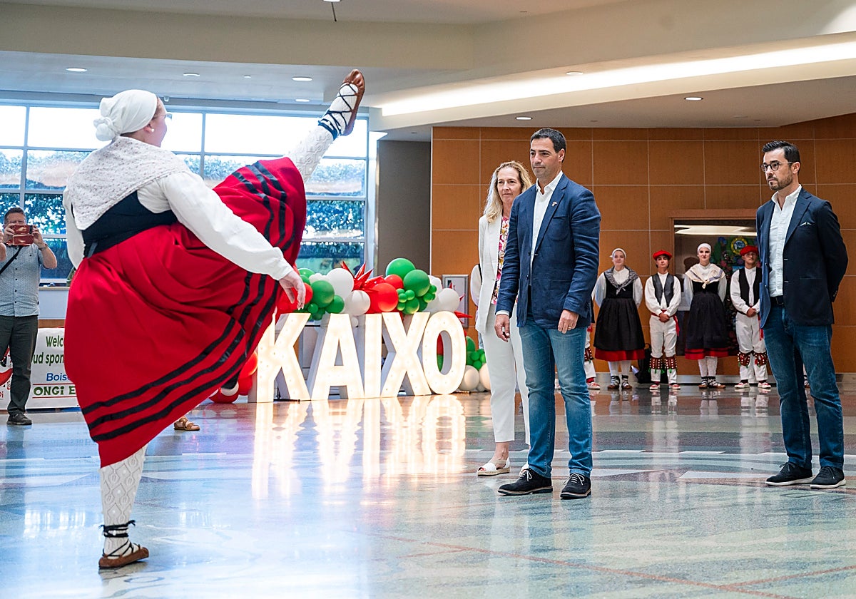 El lendakari, Imanol Pradales, durante el aurresku de bienvenida en Boise (Idaho)