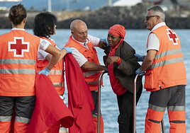 Rescatadas dos embarcaciones con más de 70 migrantes a bordo en Lanzarote y El Hierro