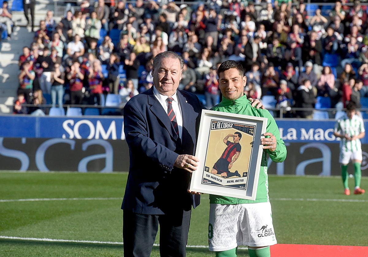 El delantero argentino del Betis Chimy Ávila es homenajeado en su regreso al estadio de El Alcoraz la pasada campaña