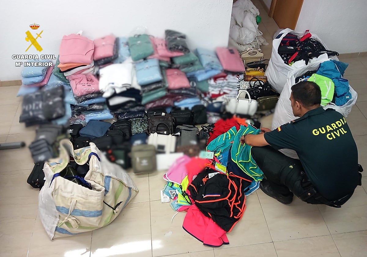 Imagen de los 700 artículos intervenidos por la Guardia Civil en Peñíscola