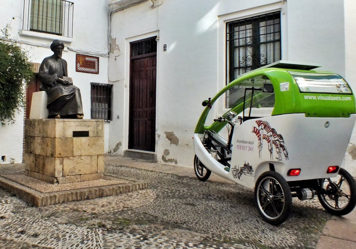 El triciclo junto a la estatua de Maimónides en Córdoba