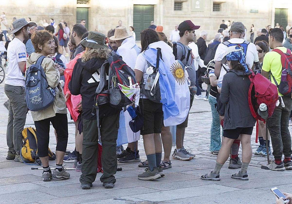 Grupos de turistas en la Praza do Obradoiro, en Santiago (archivo)