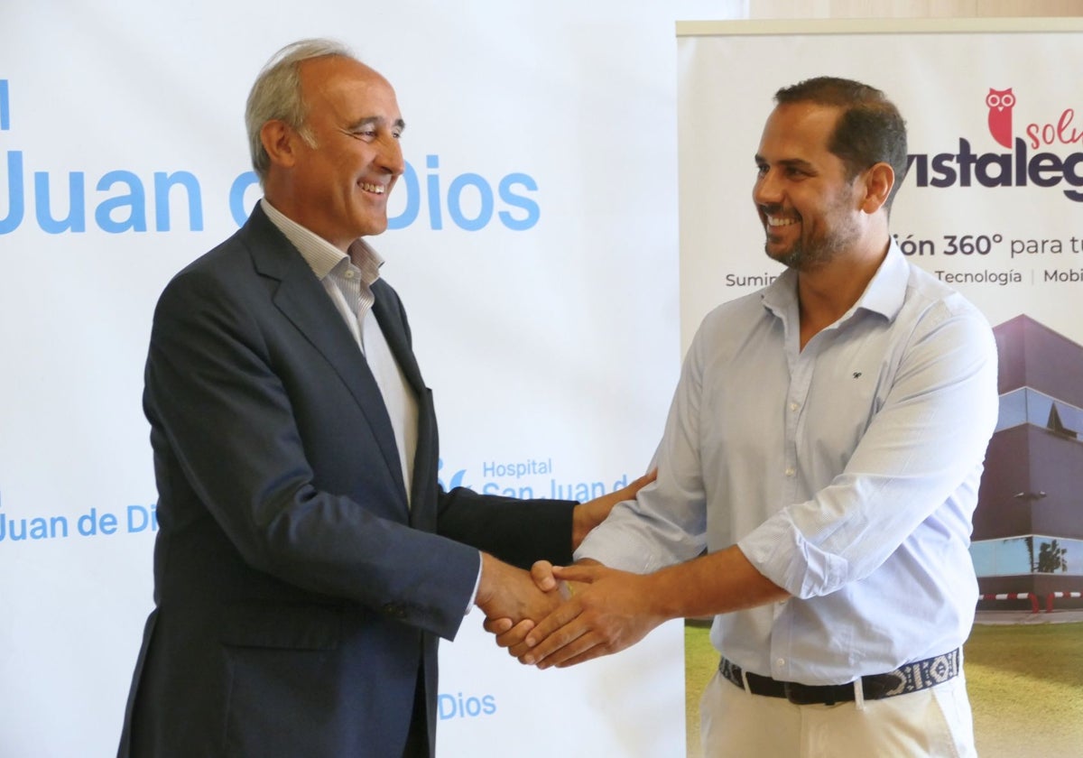 Horacio Pijuán y Francisco Pérez estrechan sus manos tras el acuerdo