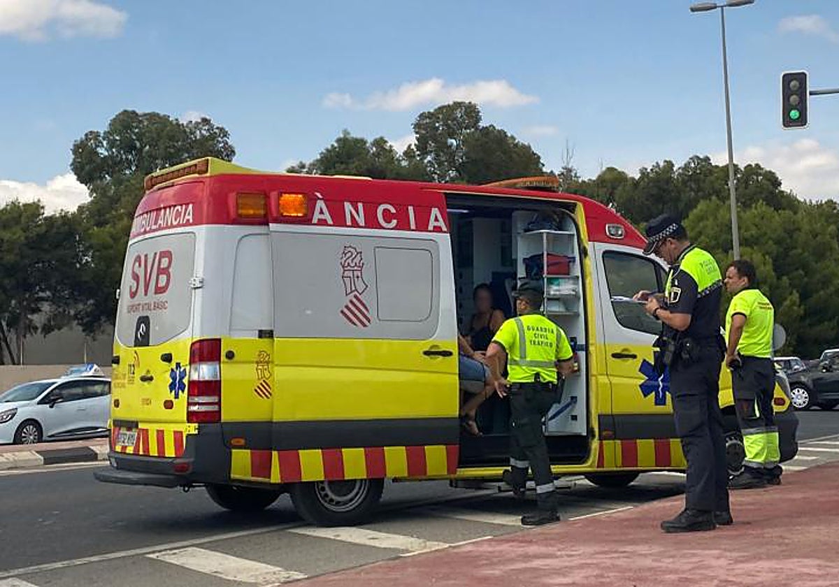 Una ambulancia del SAMU, un policía local y un guardia civil de tráfico, en una emergencia
