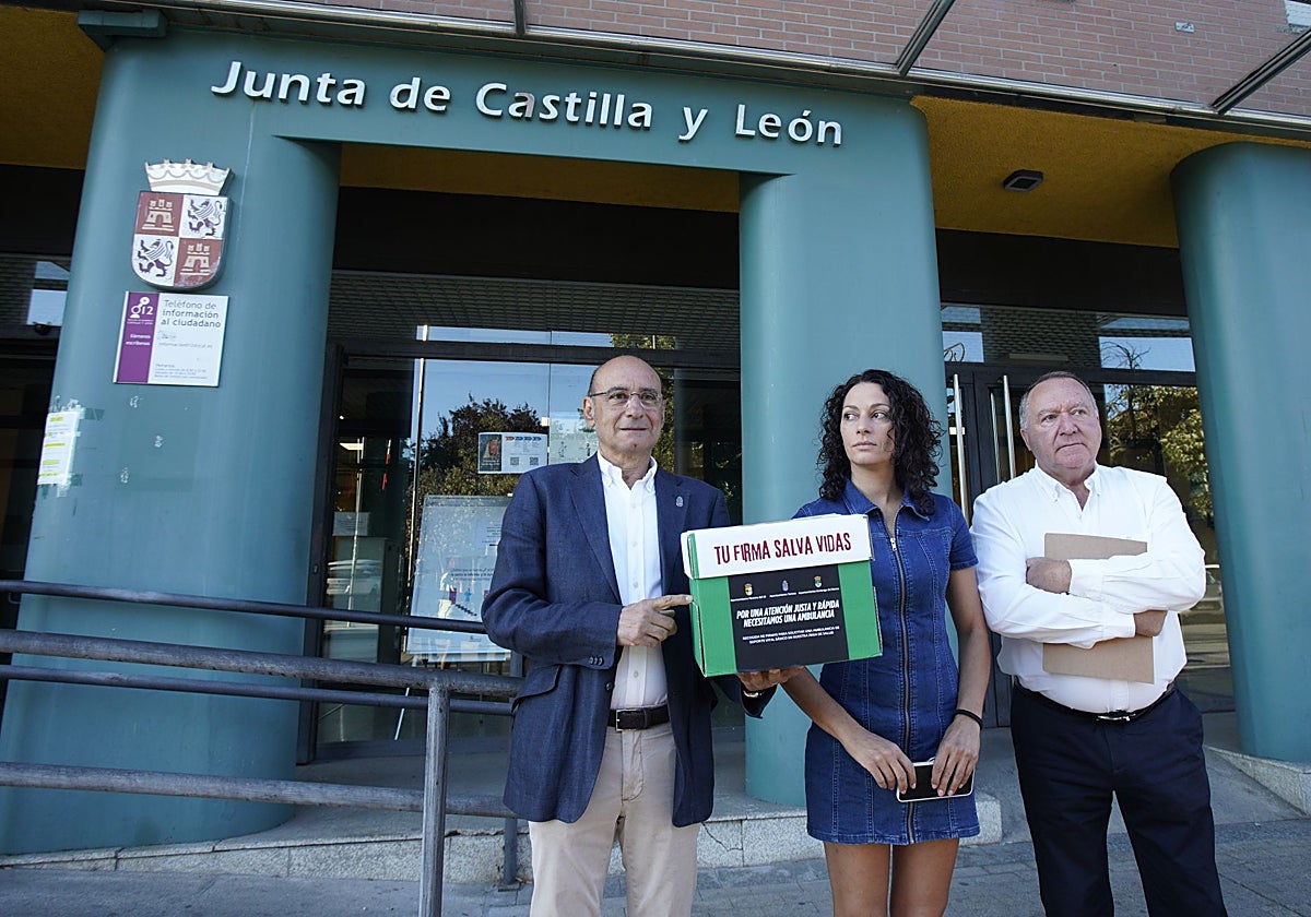 Vicente Mirón, Alicia García y César Álvarez delante de la Delegación de la Unidad Territorial del Bierzo
