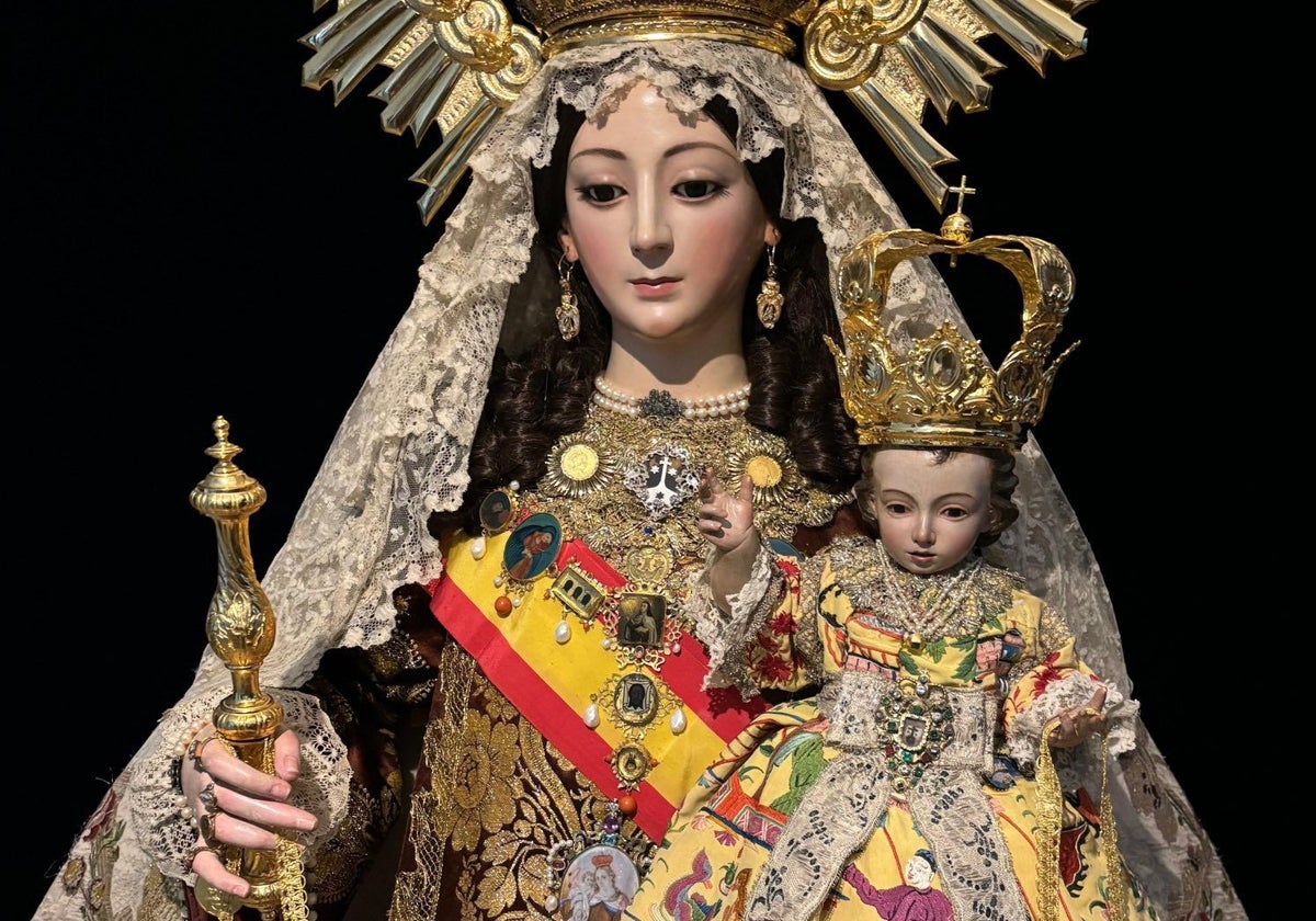 La Virgen del Carmen de San Cayetano, con capa restaurada y nuevos escapularios