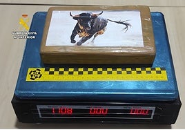 Sospechan de un hombre en un área de servicio y acaban descubriendo 1,1 kilos de cocaína bajo el asiento del copiloto