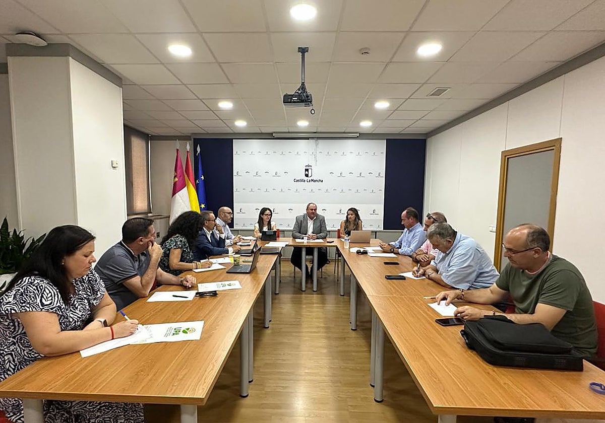 Un momento de la reunión este jueves entre el consejero y los representantes del sector agrícola
