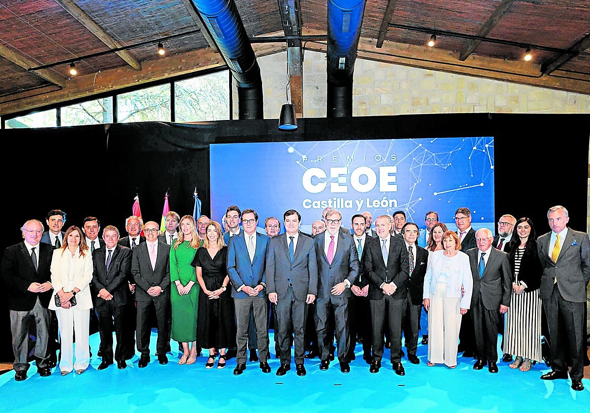 Foto de familia de los galardonados junto a las autoridades