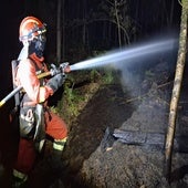 Fin del confinamiento en A Cañiza (Pontevedra) tras una noche de lucha contra el fuego