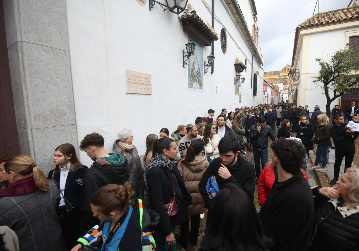 Público a las puetras de la iglesia de Jesús Nazareno el Jueves Santo de 2024, en que la lluvia impidió las procesiones
