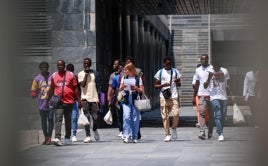 Varios migrantes en el centro de Pozuelo en el que Moncloa quiere ubicar a los menores.