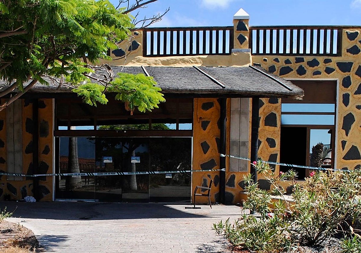 Hotel donde sucedieron los hechos, precintado por la Guardia Civil durante la investigación