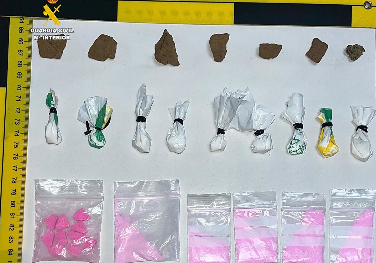 Imagen del hachís, la cocaína y la 'tusi' listas para ser vendidas por los detenidos