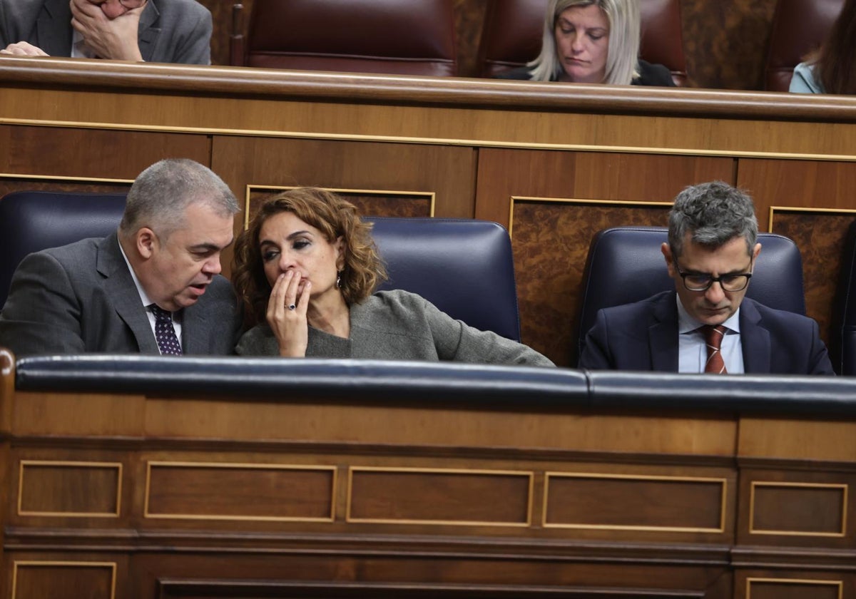 María Jesús Montero charla en el Congreso con Santos Cerdán en un pleno del pasado mes de enero. Al lado, el ministro Félix Bolaños