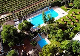 El restaurante de Córdoba que esconde una bonita piscina de agua salada y abre todos los días de verano