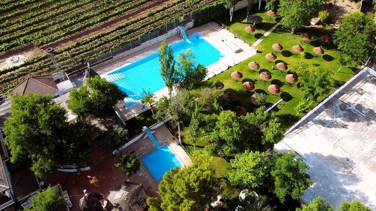 El restaurante de Córdoba que esconde una bonita piscina de agua salada y abre todos los días de verano