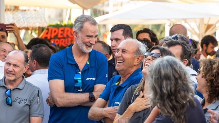 Felipe VI canta &#039;Un velero llamado libertad&#039; tras un día de regatas en Palma