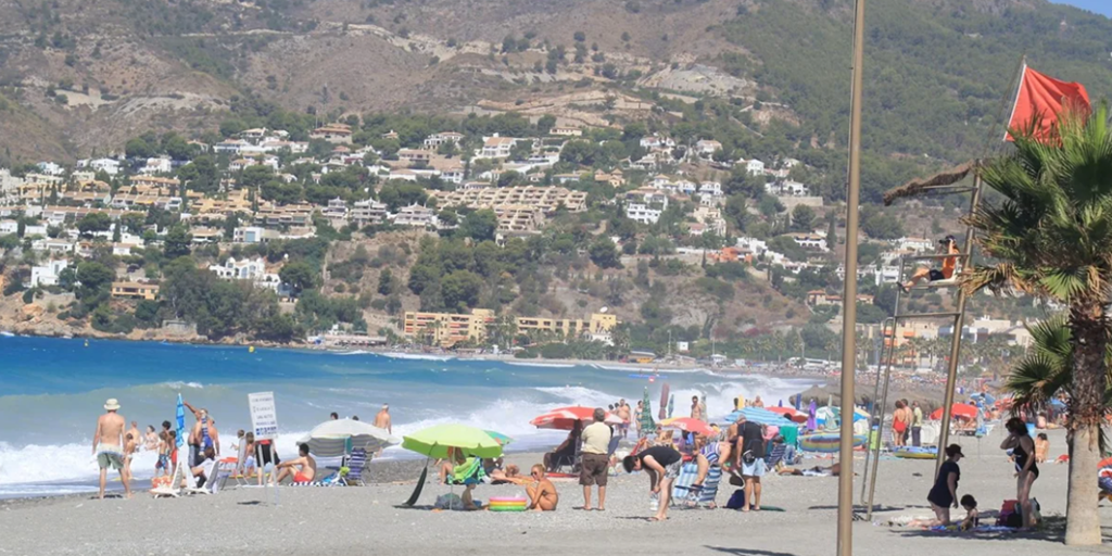 Bañarte en la playa puede costarte hasta 3.000 euros de multa si no respetas esta señal