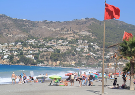 Imagen de archivo de una playa de Granada donde hay izada una bandera roja