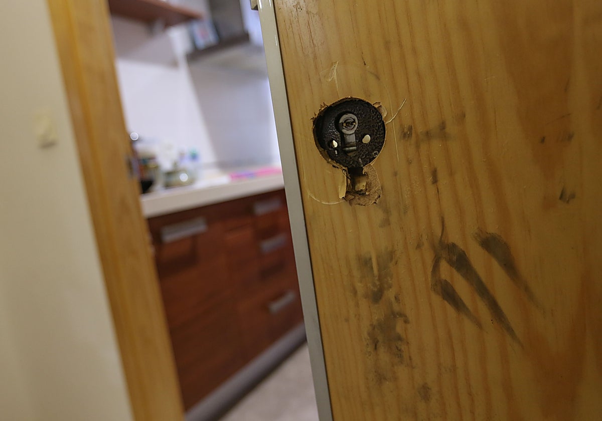 La cerradura de una vivienda reventada por los ladrones