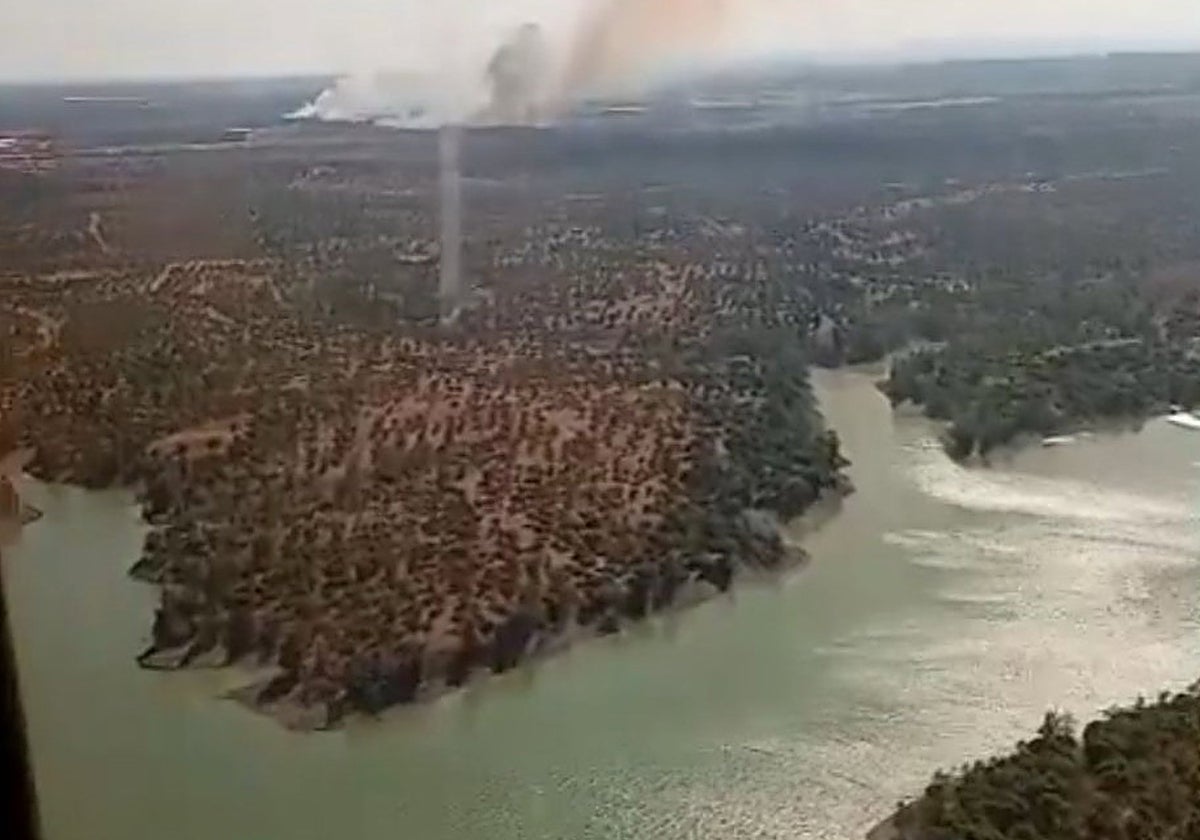 Vista aérea del incendio declarado en Lepe