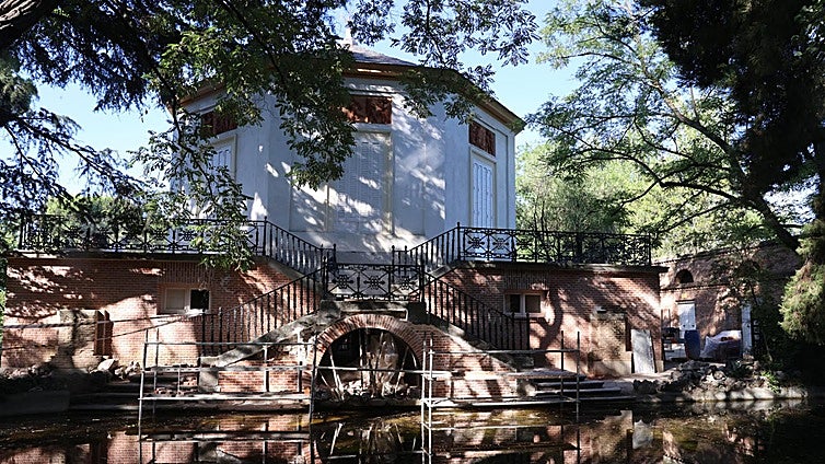 El fortín y el casino de baile del parque de El Capricho renacen de sus grietas