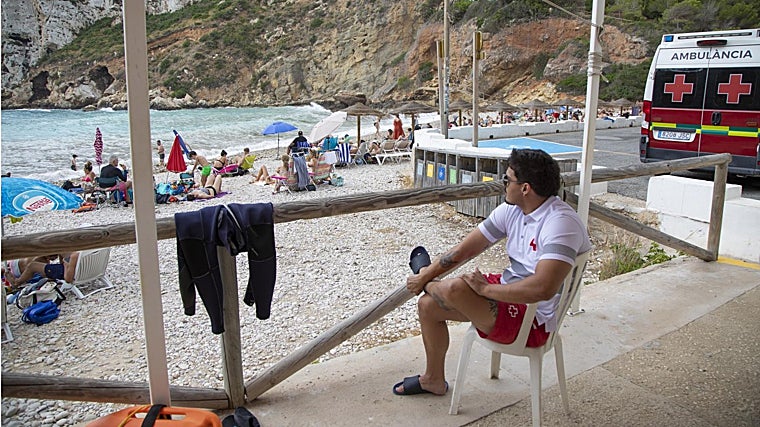 Alejandro, socorrista de la Cruz Roja en la cala de La Granadella
