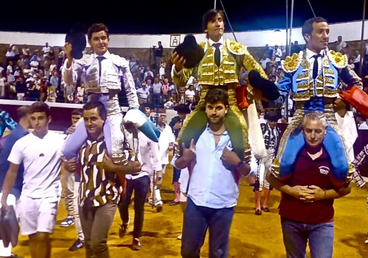 Los tres matadores tras la corrida en Villanueva de Córdoba