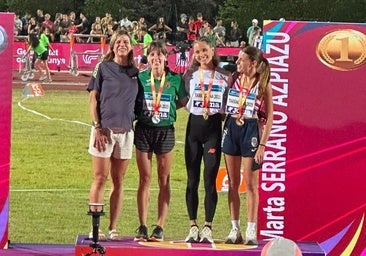 La atleta toledana Irene Sánchez-Escribano entrega medallas en el Nacional de Atletismo a punto de dar a luz