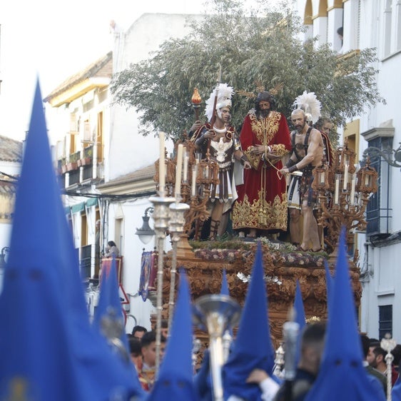 Nazarenos de la hermandad del Prendimiento, ante el paso de misterio, el Martes Santo