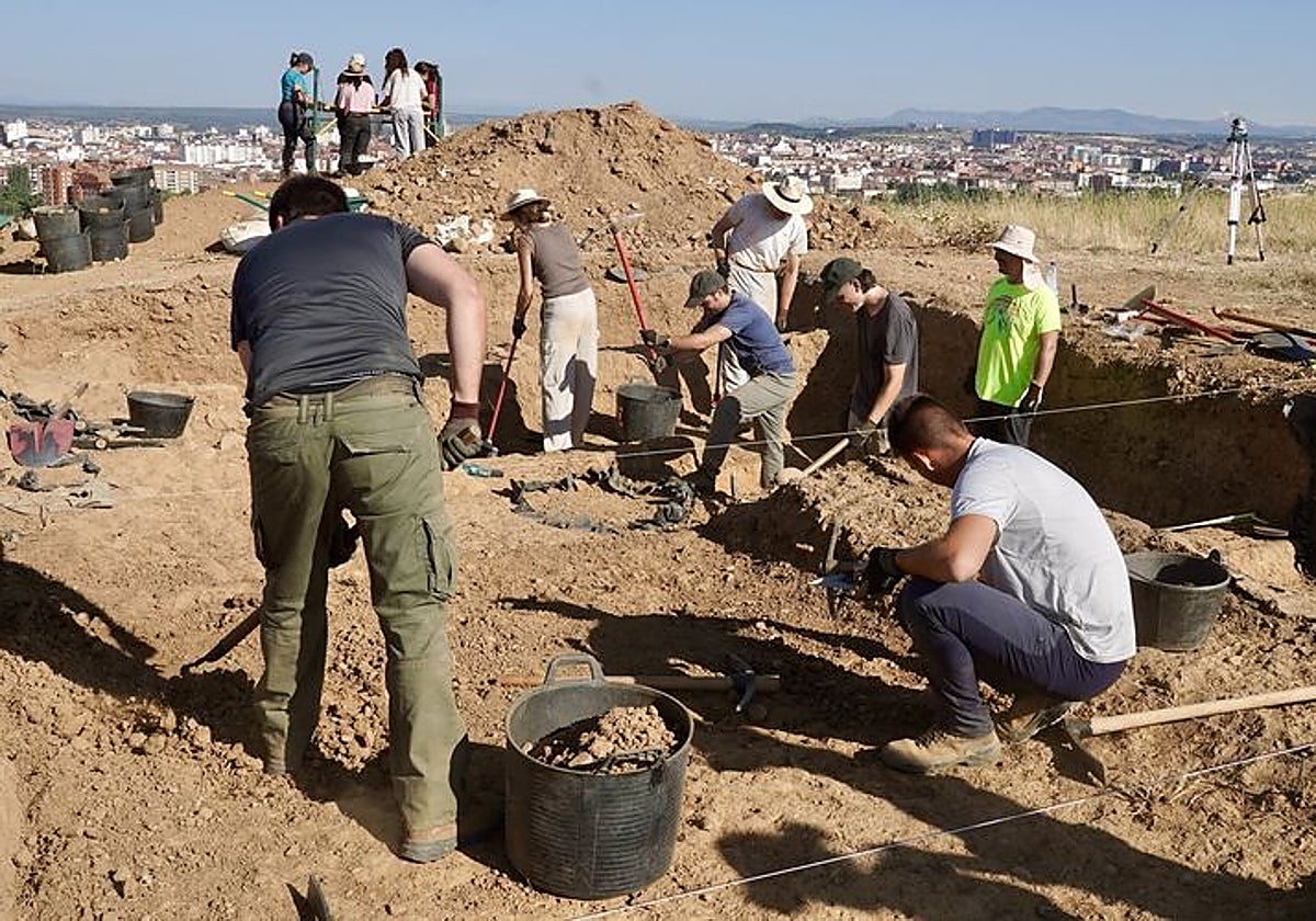 Arqueólogos en el Castro de los Judíos, junto a León