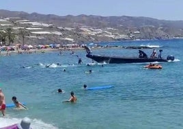 Una decena de inmigrantes llega en lancha a la costa de Granada a plena luz del día
