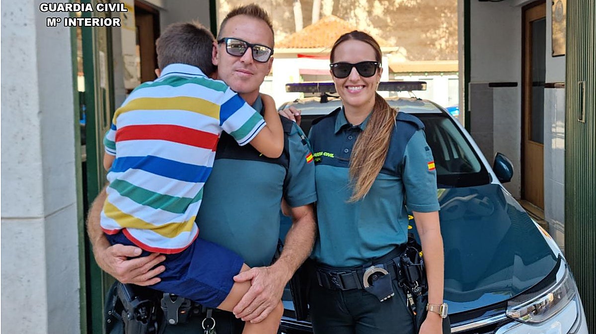 El niño reanimado junto a los dos guardias civiles que le auxiliaron, al visitarles en el cuartel de Sax (Alicante)