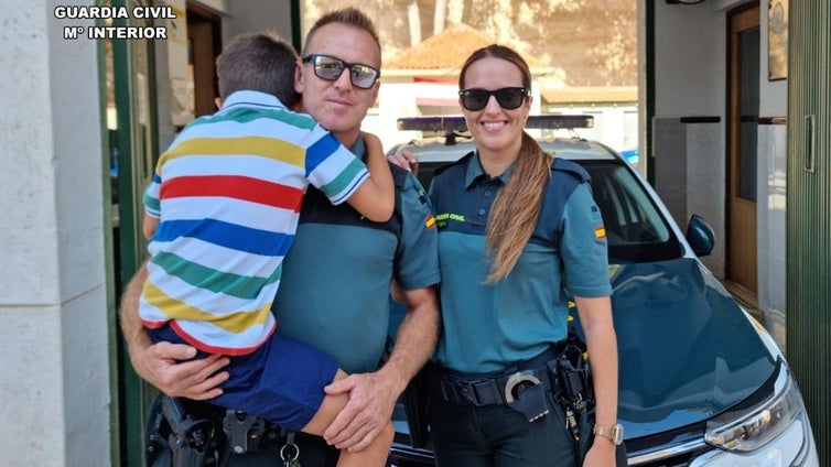 El abrazo entrañable de un niño al guardia civil que le salvó la vida cuando se ahogaba inconsciente en una piscina