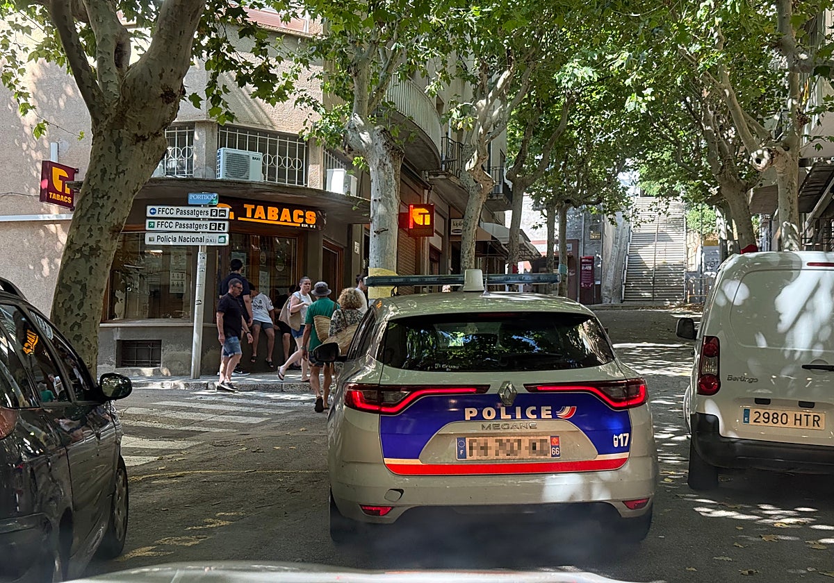 Coche de la Policía francesa en Portbou